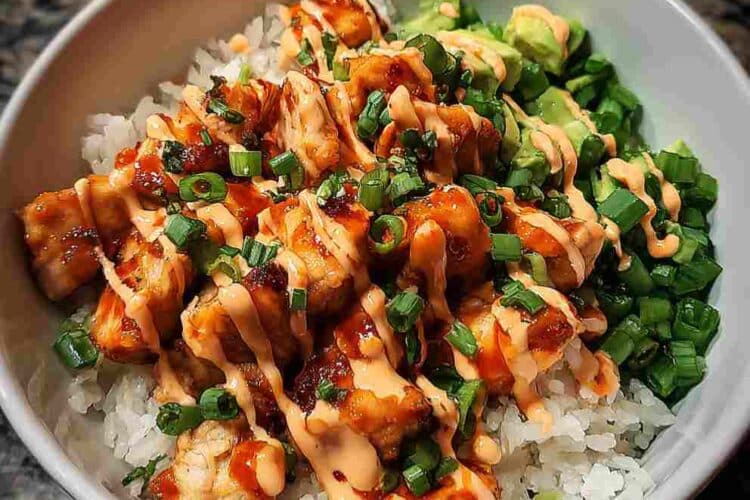 Bang Bang Chicken Bowl – Easy, Spicy & Creamy