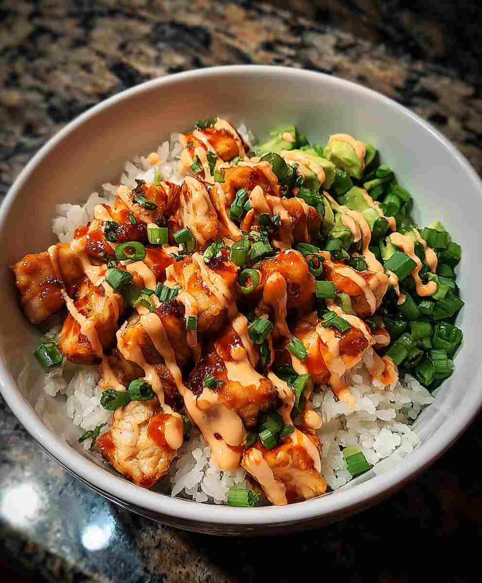Bang Bang Chicken Bowl – Easy, Spicy & Creamy